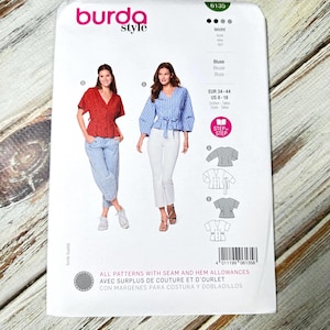 以下が含まれることがあります： Burda Styleのソーイングパターンパッケージ。ブラウスの画像が特徴です。 パッケージには番号6135、サイズ情報、および複数の言語で「Blouse」という単語が含まれています。 パッケージには「ALL PATTERNS WITH SEAM AND HEM ALLOWANCES」というテキストも含まれています。