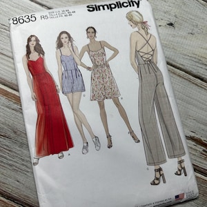 Peut inclure: Patron de couture Simplicity numéro 8635 pour les tailles US 14-22, Euro 40-48 et Française 42-50. Le patron comprend quatre styles différents de robes et de combinaisons : une robe maxi rouge, une robe rayée avec des shorts, une robe à imprimé floral et une combinaison à jambes larges avec un dos croisé.