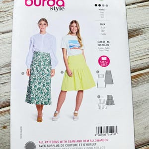 Puede incluir: Un patrón de costura Burda Style con dos diseños de falda. El paquete incluye el número 5837, detalles de tallas y las palabras "Rock, Jupe, Skirt, Falda". También se ve el texto "ALL PATTERNS WITH SEAM AND HEM ALLOWANCES".