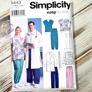Peut inclure: Patron de couture Simplicity 5443, présentant des illustrations de blouses et de blouses de laboratoire médicales. Le patron comprend différents styles de hauts, de pantalons et une blouse de laboratoire, avec des options pour différentes tailles.