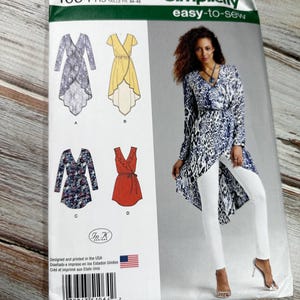 Puede incluir: Patrón de costura Simplicity número 1064, fácil de coser, para las tallas US 6, 8, 10, 12, 14, talla francesa 34-42 y talla europea 32-40. El patrón incluye cuatro estilos diferentes de top de envoltura con un dobladillo alto-bajo. La modelo lleva un top de envoltura de manga larga con estampado de leopardo.