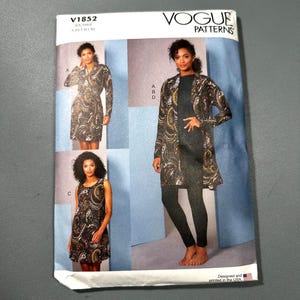 Puede incluir: Patrón de costura Vogue Patterns V1852. El patrón presenta tres estilos diferentes de ropa de mujer: un vestido cruzado de manga larga, una chaqueta larga abierta y un vestido sin mangas. La ropa tiene un diseño de cachemira. El patrón está diseñado e impreso en EE. UU.