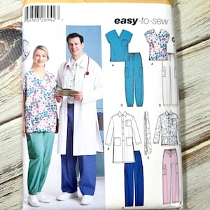 Peut inclure: Patron de couture Simplicity 6443 pour blouses médicales. Le patron comprend des schémas pour les hauts, les pantalons et une blouse de laboratoire. La couverture présente des images des vêtements finis et des modèles portant des blouses. Le patron est étiqueté "easy-to-sew".