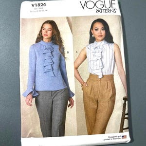 Pode incluir: Padrão de costura Vogue Patterns V1824. O padrão apresenta dois conjuntos: uma blusa azul de manga comprida com babados e calças cinzentas, e uma blusa sem mangas listrada com calças bege. Desenhado e impresso nos EUA.