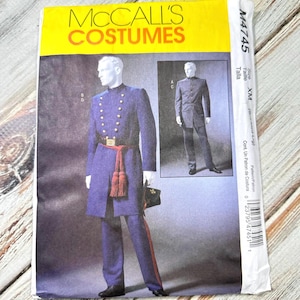 Puede incluir: Un patrón de costura McCall's Costumes con un uniforme militar. El patrón muestra un abrigo azul con botones dorados, pantalones a juego con rayas rojas y una faja roja. El paquete es amarillo y blanco.