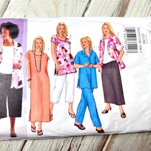 Może przedstawiać: Koperta wykroju krawieckiego Butterick z ilustracjami projektów odzieży damskiej. Projekty obejmują sukienkę, kostiumy ze spodniami i spódnicę z kurtką. Koperta jest biała z numerem 3039 i logo Butterick.