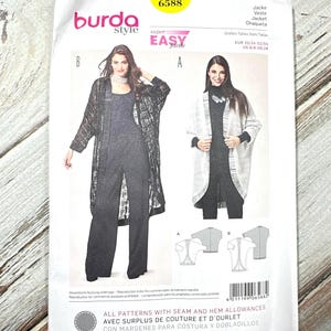 Può includere: Un pacchetto di modelli di cucito Burda Style, con due donne che indossano giacche e tute. Il pacchetto è bianco con il numero 6588 in giallo. Il testo include "Super Easy" e informazioni sulle taglie.