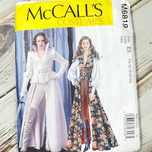 Peut inclure: Un patron de couture McCall's Costumes, M6819, présentant deux modèles de costumes. La couverture du patron est jaune et blanche, avec des images des costumes finis. Taille E5 (42-50).