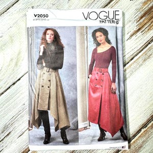 Damkjol storlek 8-16. Omlottkjol med midikrage, knappar framtill, bälteshälla, fickor, drapering i fållen. Pappersmönster för Vogue Misses. Ny oklippt 2050.