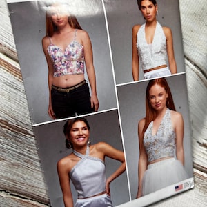 Peut inclure: Patron de couture Simplicity numéro S8869 H5 pour les tailles françaises 34-42, européennes 32-40 et américaines 6-14. Le patron comprend des instructions pour réaliser quatre différents hauts halter avec différentes décorations.
