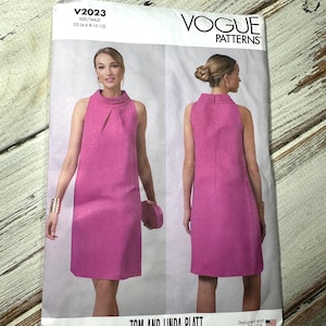 Abito senza maniche da donna, taglia 4-12. Vestibilità aderente, foderato, con cerniera, collo alto e pieghe. Cartamodello Vogue Misses. Nuovo Uncut 2023