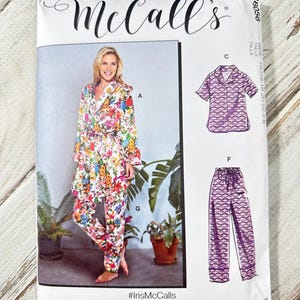 Może przedstawiać: Pakiet wykroju krawieckiego McCall's z kobietą w kwiatowej piżamie. Opakowanie przedstawia zestaw piżamowy z bluzką z krótkim rękawem i spodniami. Widoczny jest tekst "#IrisMcCalls".