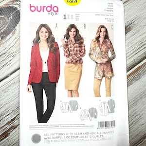 Puede incluir: Un patrón de costura Burda Style, número 6569, con ilustraciones de chaquetas. El paquete muestra tres estilos de chaqueta, con información de tallas en EUR y US. El paquete es blanco con texto en varios idiomas.
