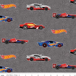 Hot Wheels メイン グレー。C9750-GRAY、Riley Blake 製。1 ヤードあたりの生地。Hot Wheels 生地。車の生地。100% コットン キルティング生地。