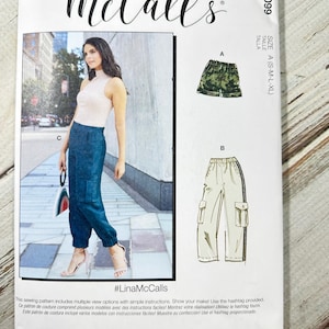 Pode incluir: Um padrão de costura McCall's, M8099, com várias opções de modelos. O padrão inclui ilustrações de calções e calças cargo. O tamanho é A (S-M-L-XL). O texto "#LinaMcCalls" é visível. Desenhado e impresso nos EUA.