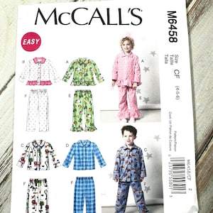 Op de afbeelding: McCall's naaipatroon M6458 voor kinderpyjama's. Het patroon bevat verschillende pyjamastijlen met lange mouwen en broeken. De omslag toont illustraties van de afgewerkte kledingstukken in diverse kleuren en patronen, waaronder bloemen- en dierenprints.