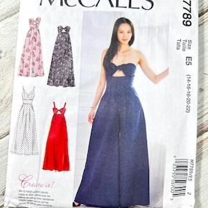 Könnte beinhalten: McCall's Schnittmuster M7789. Das Schnittmuster zeigt eine Frau in einem blauen Overall und mehrere Overall-Designs in floralen und unifarbenen Farben. Die Mustergröße ist E5 (14-16-18-20-22). Der Text "Create it!" ist ebenfalls sichtbar.
