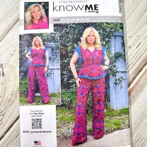 Può includere: Un modello di cucito "Know Me by Mimi" di Lynn Brannelly, che mostra una donna in un completo top e pantaloni abbinati. Il modello include le taglie Y5 (46-54). L'outfit è un vivace motivo floreale rosso, blu e viola. Progettato e stampato negli Stati Uniti.