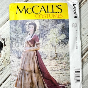 Pode incluir: Um padrão de costura McCall's Costumes com um design de vestido histórico. O pacote do padrão tem um cabeçalho amarelo com o nome da marca e uma imagem do vestido em tons de castanho, bordô e dourado. O número do padrão é M7626.