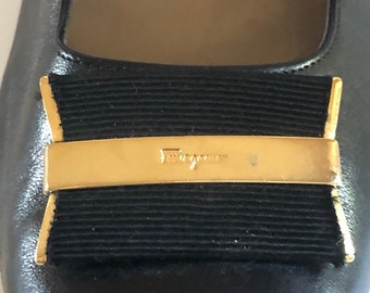 Ferragamo escarpins vintage cuir noir finitions dorées signées Ferragamo