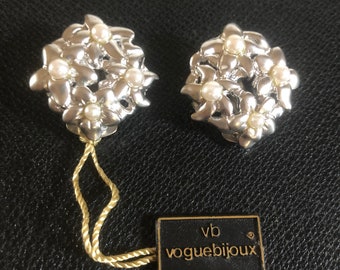 Vogue Bijoux Made in Italy boucles d'oreilles fleurs argentées et fausses perles Vintage Jamais portées