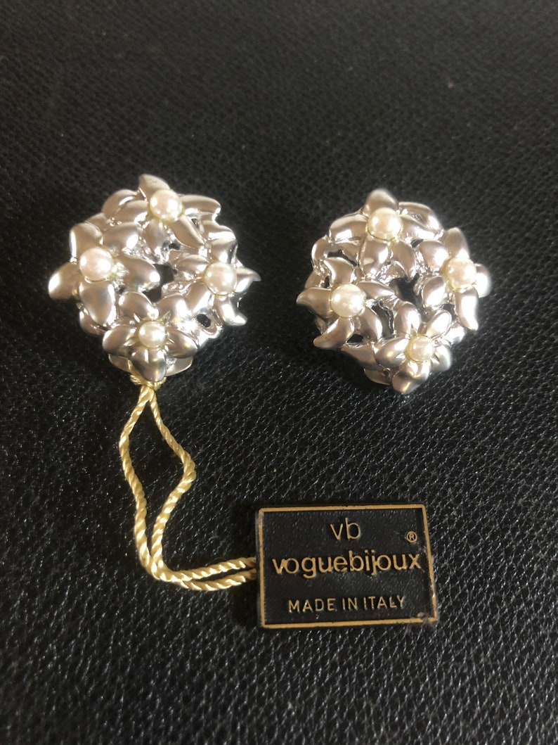 Vogue Bijoux Made in Italy boucles d'oreilles fleurs argentées et fausses perles Vintage Jamais portées image 1