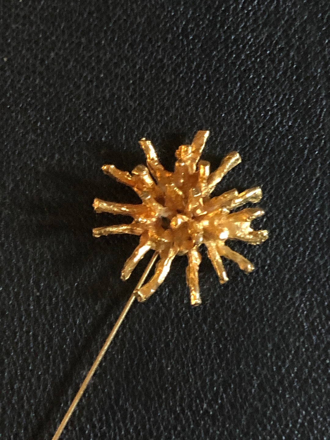 Grande Broche Vintage Linda Hattab Paris En Métal Doré - Occasion, Pièce De Créateur