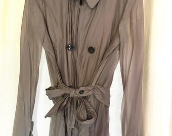 Beigefarbener Seiden-Safari-Trenchcoat von Yves Saint Laurent, lockere Passform, 2000er Jahre
