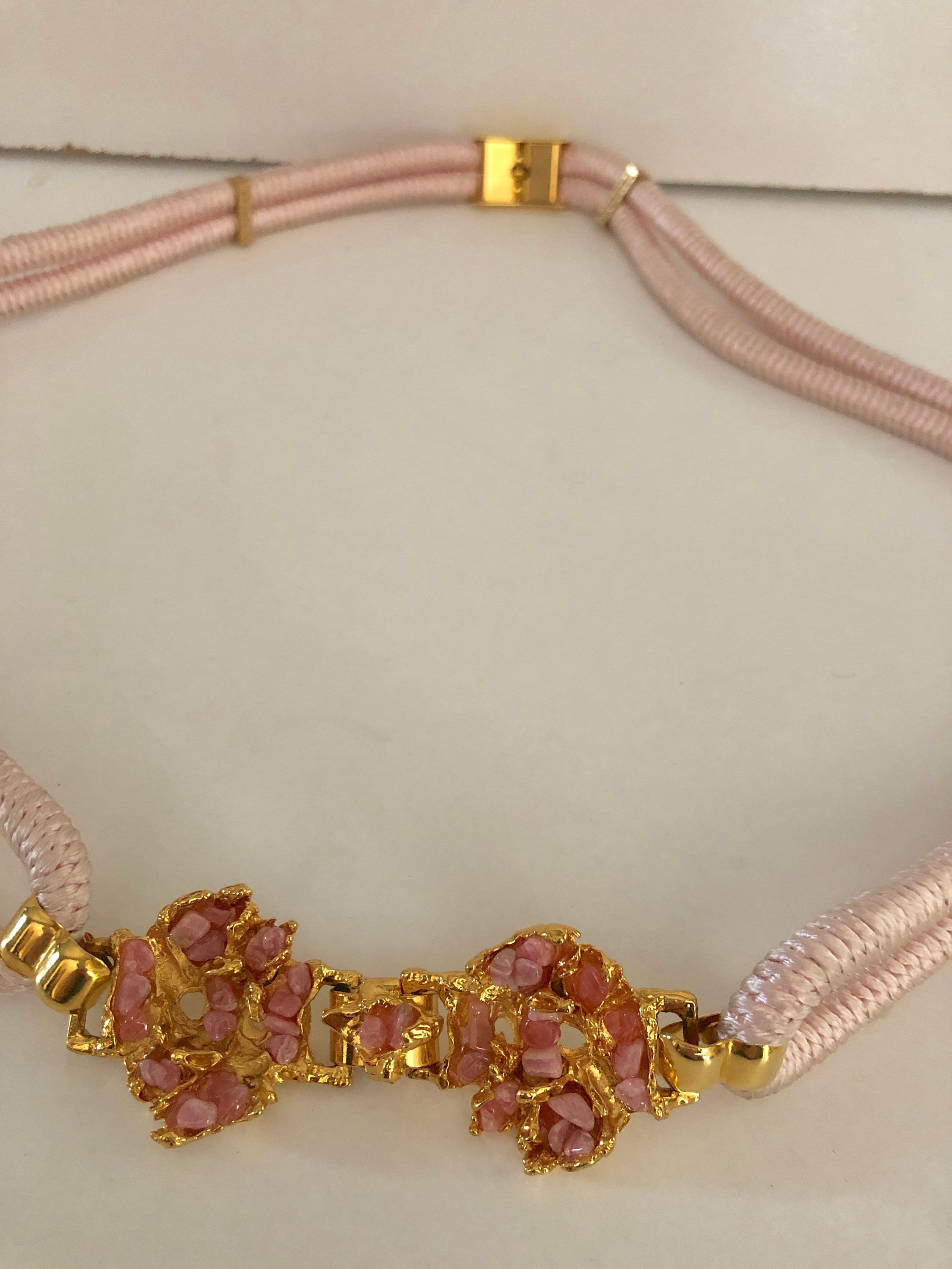 Boucle de ceinture en métal doré ajouré. 3,5 x 10,5 cm, Vente aux enchères : Bijoux