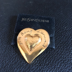 Auténtico broche de corazón dorado YSL de Yves Saint Laurent con letras manuscritas de los años 90 Sin usar