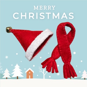 Puede incluir: Imagen navideña festiva con un gorro de Papá Noel rojo con ribete blanco y una campana dorada, junto con una bufanda roja. Las palabras "MERRY CHRISTMAS" se muestran en texto blanco sobre un fondo azul claro con ilustraciones invernales.