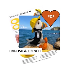 以下が含まれることがあります： How to Sew a Sou'wester HatというタイトルのデジタルPDF裁縫パターンで、英語とフランス語の説明が含まれています。このドキュメントには、黄色い帽子とスカーフを身に着け、灰色の魚を持っている手作りのフェルト製パフィンのぬいぐるみの写真が掲載されています。