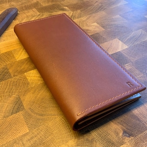 Cartera larga de piel (con bolsillo con cremallera).