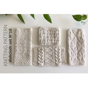 Op de afbeelding: Een set van vijf gebreide vaatdoekjes in gebroken wit met verschillende textuurpatronen. De vaatdoekjes zijn gerangschikt op een wit oppervlak, met de tekst "KNITTING PATTERN dishcloth set N°10" zichtbaar aan de linkerkant.