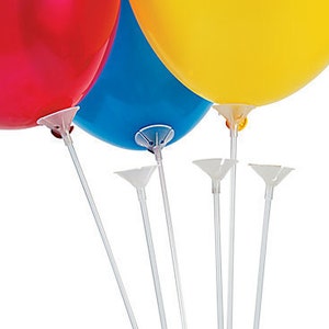 Puede incluir: Un conjunto de cinco palos de globos transparentes con una taza de plástico transparente al final de cada palo. Los palos se utilizan para sostener los globos en posición vertical. Se muestran tres globos en la imagen: rojo, azul y amarillo.