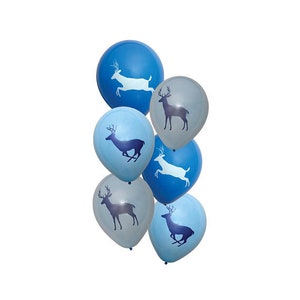 Puede incluir: Un grupo de seis globos en tonos azules y grises. Cada globo presenta una silueta de ciervo, en blanco o azul oscuro. Los globos son una decoración festiva.