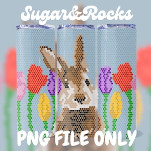 Könnte beinhalten: Ein Sublimationsdesign mit einem braunen Kaninchen auf blauem Hintergrund und bunten Tulpen. Das Design ist für einen 20 oz Tumbler.