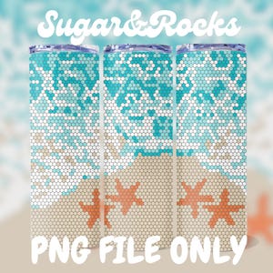 Puede incluir: Tres vasos de acero inoxidable de 20 oz con un diseño de escena de playa. El diseño presenta un patrón de mosaico azul y blanco con estrellas de mar naranjas sobre un fondo beige. Los vasos son perfectos para disfrutar de tus bebidas favoritas.