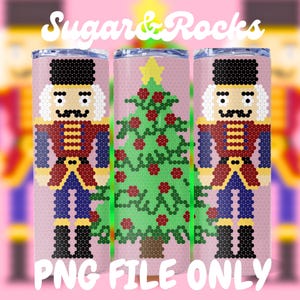 Puede incluir: Un juego de tres vasos de acero inoxidable de 20 oz con un tema navideño. Los vasos presentan un cascanueces y un árbol de Navidad hechos con cuentas de colores. El texto "Sugar & Rocks" está impreso en la parte superior de los vasos.