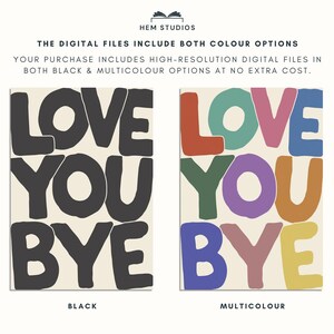 K&ouml;nnte beinhalten: Zwei digitale Kunstdrucke mit dem Text "LOVE YOU BYE" in schwarzen und mehrfarbigen Blockbuchstaben. Der schwarze Druck hat schwarze Buchstaben auf cremefarbenem Hintergrund. Der mehrfarbige Druck hat Buchstaben in verschiedenen Farben auf cremefarbenem Hintergrund.