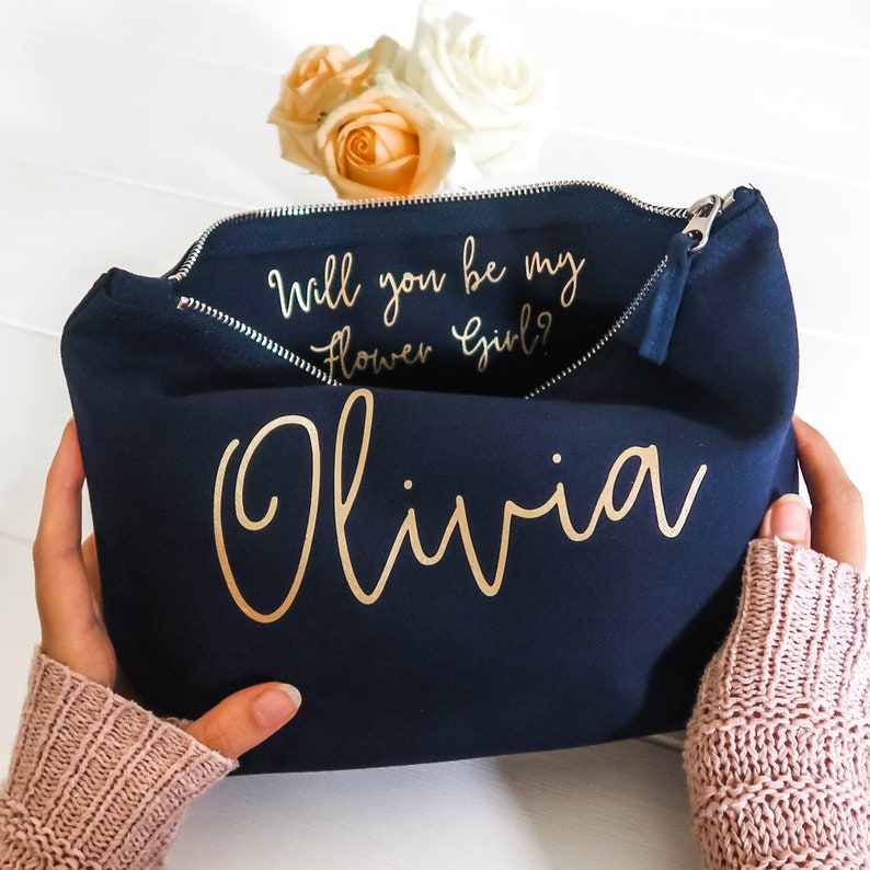 Willst du meine Brautjungfer sein Make Up Tasche Personalisierte Kosmetiktasche, Trauzeugin Geschenk, Einzigartiges Geschenk für Brautparty Taschen, Make-up Taschen Bild 1