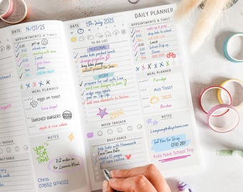 Op de afbeelding: Een open dagplanner met handgeschreven notities en kleurrijke markeringen. De linkerpagina toont afspraken en een maaltijdplanner. De rechterpagina bevat een dagplanner met takenlijsten en dagelijkse doelen. Inclusief washitape en pennen.