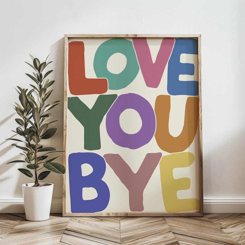 K&ouml;nnte beinhalten: Ein gerahmter Druck mit den Worten "LOVE YOU BYE" in bunten, &uuml;berdimensionalen Buchstaben. Die Buchstaben sind in verschiedenen Schattierungen von Rot, Orange, Gelb, Gr&uuml;n, Blau und Lila.