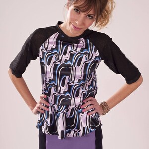 Schwarze und lila Bluse mit psychedelischem Aufdruck