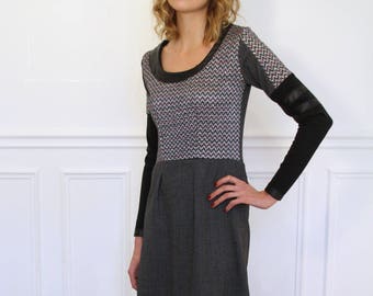 Robe brillante manches longues en laine avec un col asymétrique effet cuir. Coloris argent et gris