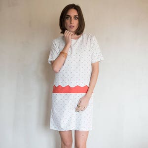 Kleid aus gewellter Baumwolle, bestickt mit grafischen Mustern