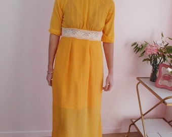 Robe longue en mousseline jaune orangé avec détails de dentelle