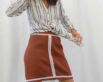 Jupe bohème marron avec des détails de macramé
