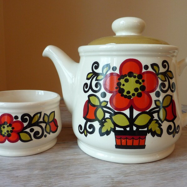 Mid Century "Flower Power" Ceramic Tea Pot and Matching Sugar Bowl / 6 Cup Tea Pot / Made by Sadler in Staffordshire, England