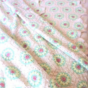 Hand gehäkelte Blumen Tagesdecke: Vintage weiße Acryl-Decke, ausgebogte Kanten